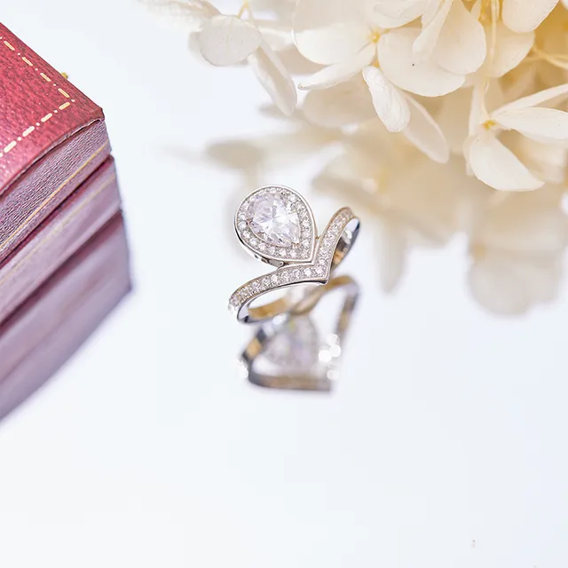 Tiffany & Co. সাদা সোনার পিয়ার আকৃতির কেন্দ্রীয় হীরা V-Split Pavé ব্যান্ড রিং 6