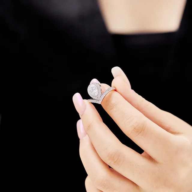 Tiffany & Co. সাদা সোনার পিয়ার আকৃতির কেন্দ্রীয় হীরা V-Split Pavé ব্যান্ড রিং 7