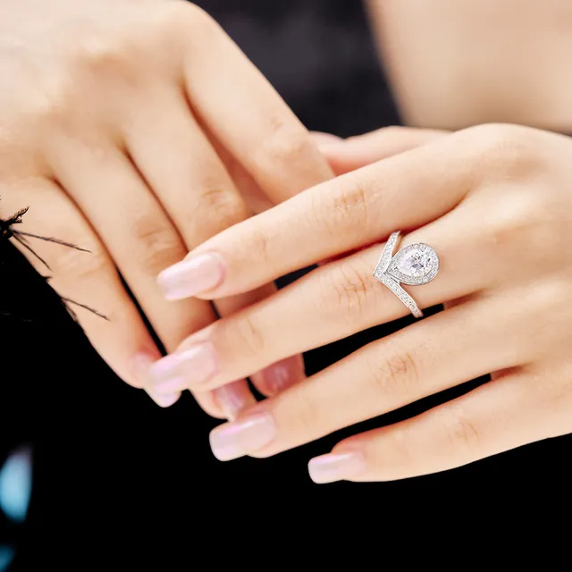 Tiffany & Co. সাদা সোনার পিয়ার আকৃতির কেন্দ্রীয় হীরা V-Split Pavé ব্যান্ড রিং 8