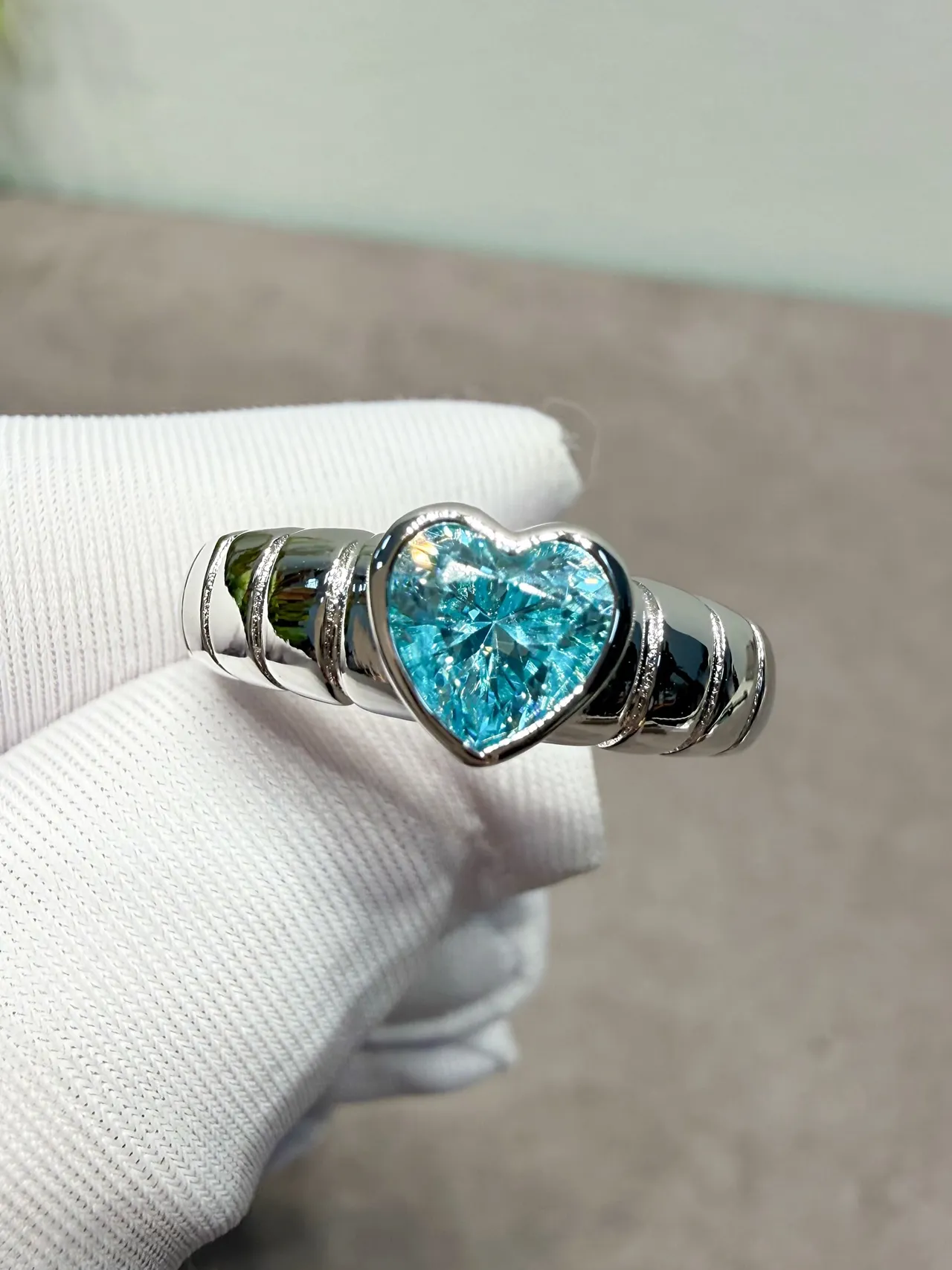 Tiffany & Co. Anillo de banda pulido de múltiples surcos con gema en engaste de bisel de forma de corazón de plata azul 2