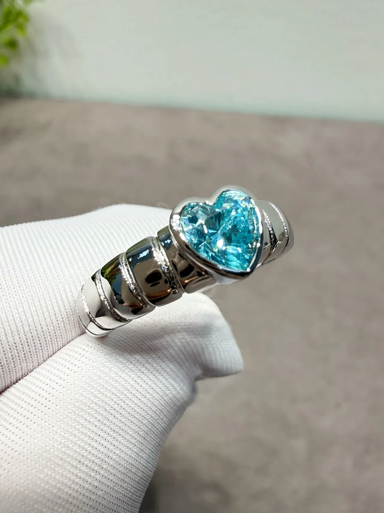 Tiffany & Co. Anillo de banda pulido de múltiples surcos con gema en engaste de bisel de forma de corazón de plata azul 3