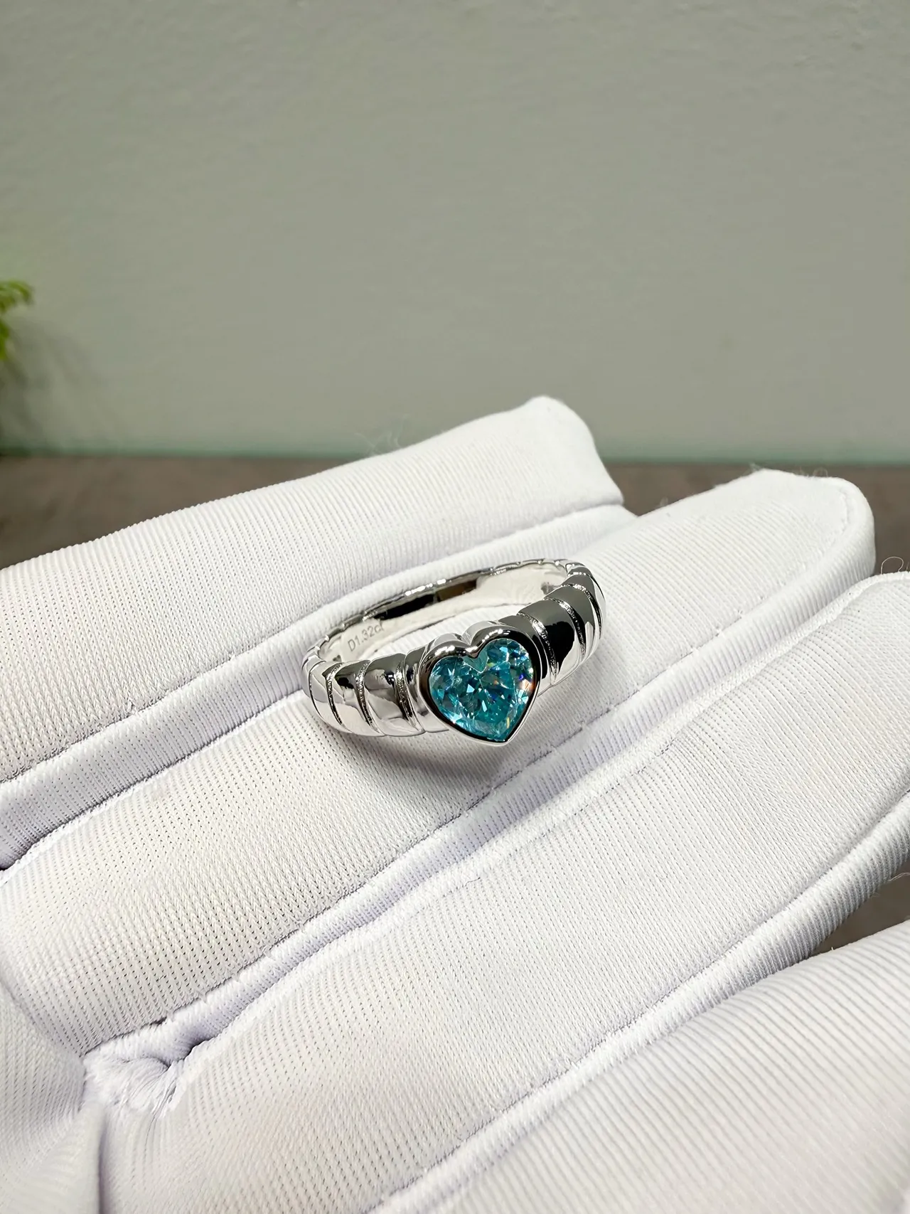Tiffany & Co. Anillo de banda pulido de múltiples surcos con gema en engaste de bisel de forma de corazón de plata azul 4