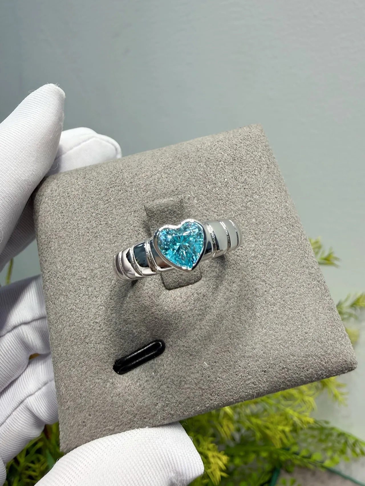 Tiffany & Co. Anillo de banda pulido de múltiples surcos con gema en engaste de bisel de forma de corazón de plata azul 5