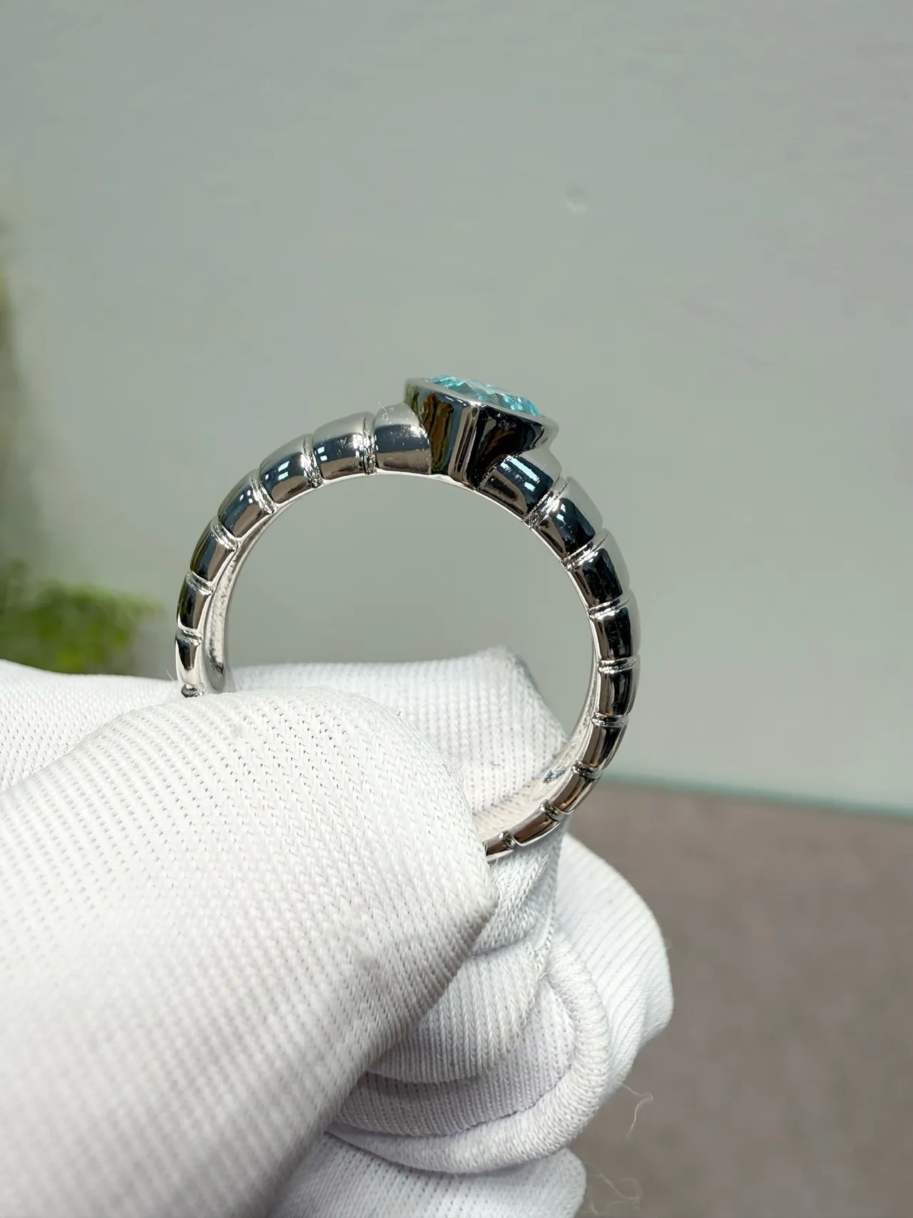 Tiffany & Co. Anillo de banda pulido de múltiples surcos con gema en engaste de bisel de forma de corazón de plata azul 6