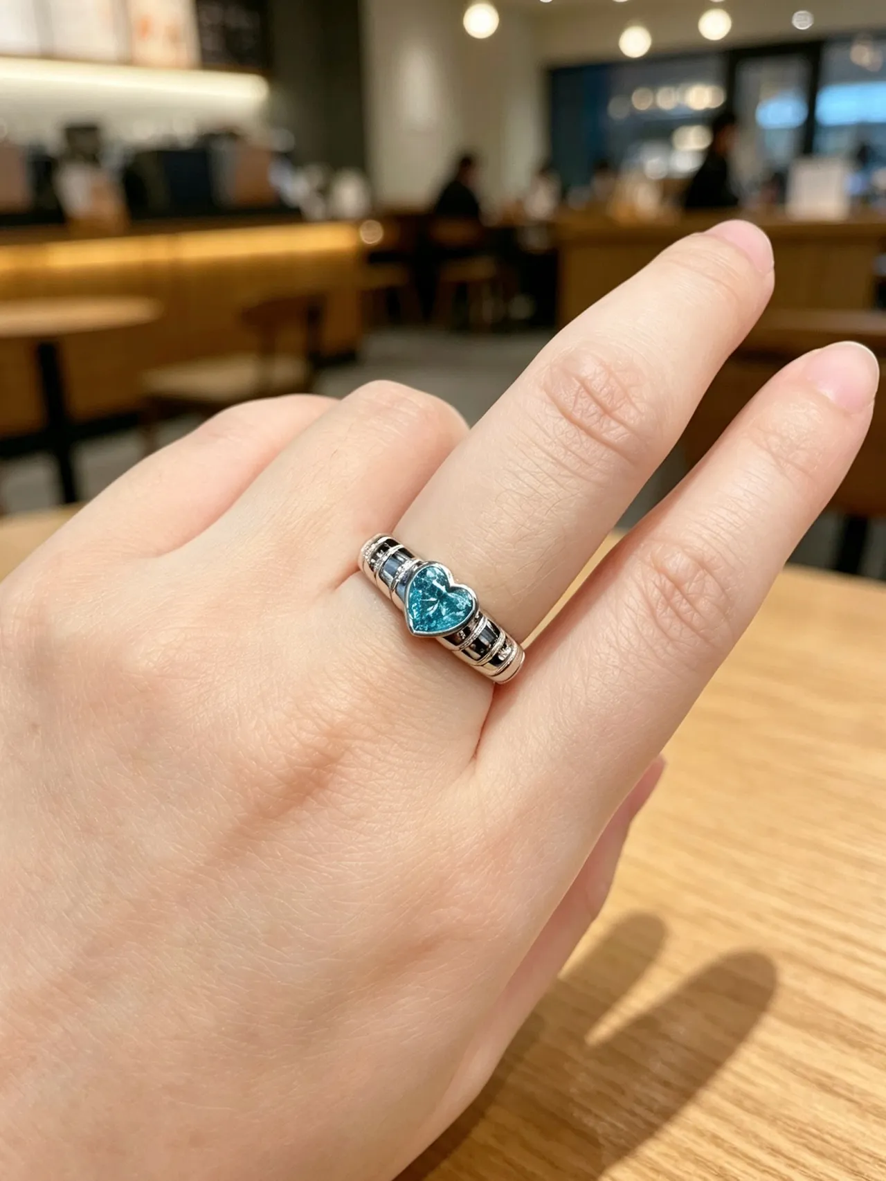 Tiffany & Co. Anillo de banda pulido de múltiples surcos con gema en engaste de bisel de forma de corazón de plata azul 7