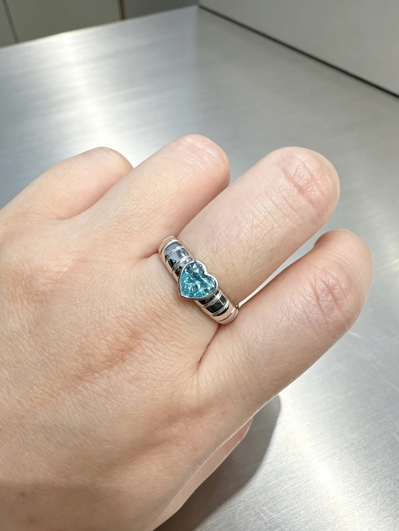 Tiffany & Co. Anillo de banda pulido de múltiples surcos con gema en engaste de bisel de forma de corazón de plata azul 8