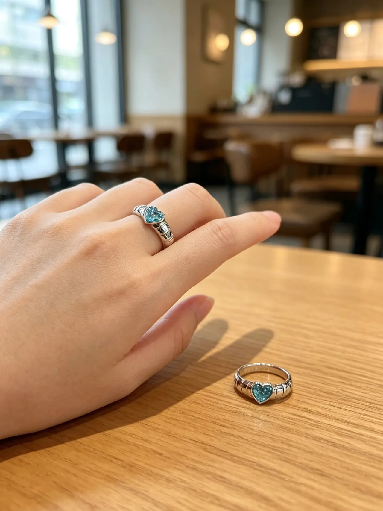 Tiffany & Co. Anillo de banda pulido de múltiples surcos con gema en engaste de bisel de forma de corazón de plata azul 9