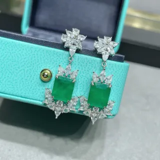 Tiffany & Co. इमरल्ड और डायमंड फ्लोरल ड्रॉप ईयररिंग्स