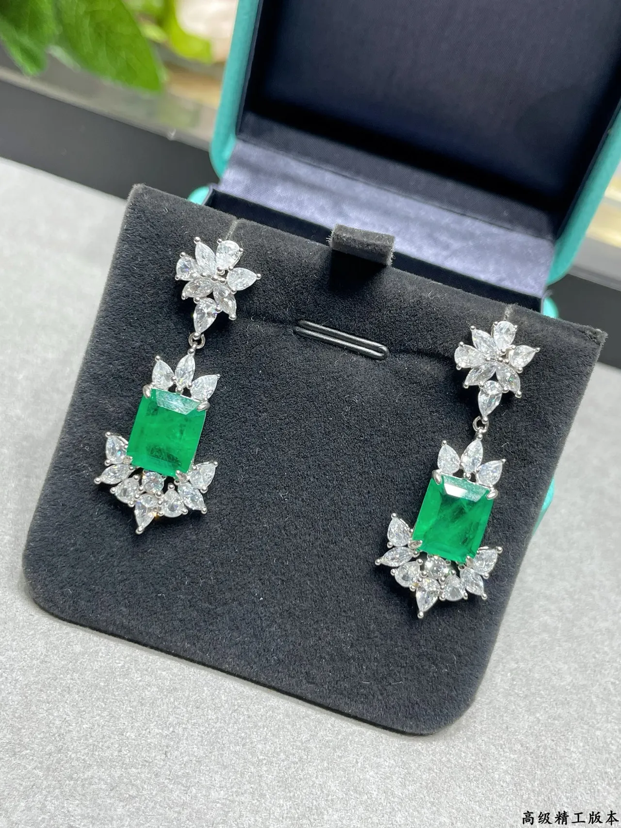 Tiffany & Co. 祖母绿和钻石花朵垂坠耳环 3