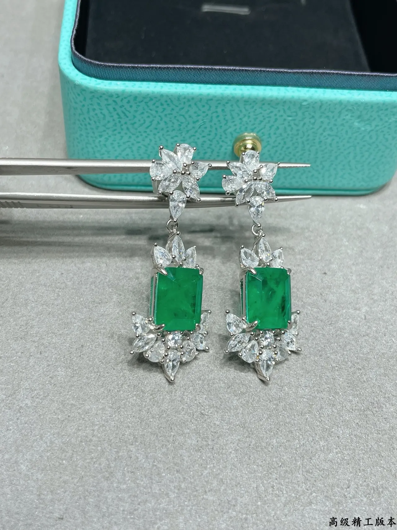 Tiffany & Co. 祖母绿和钻石花朵垂坠耳环 8