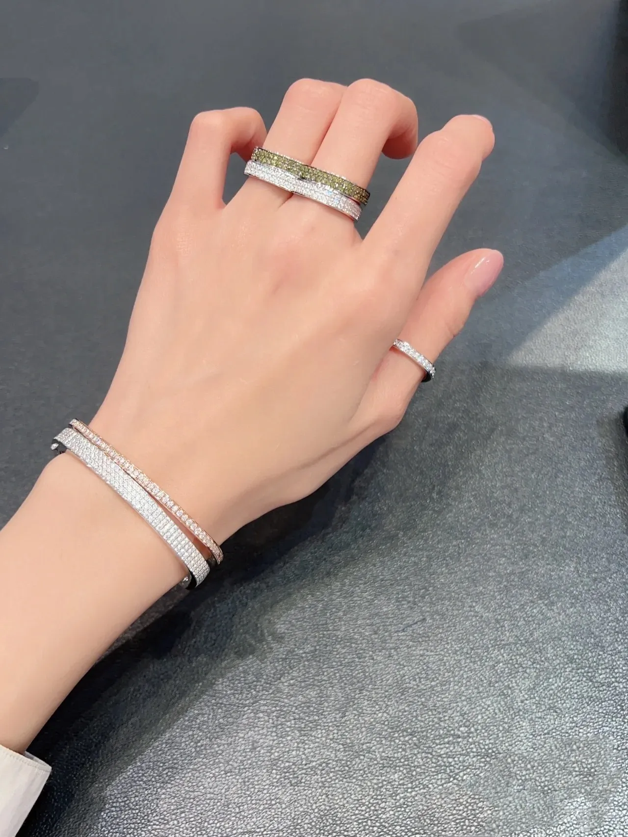 Tiffany & Co. सोना चाँदी हिंग्ड कंगन पावे डायमंड टॉप किनारा ब्रेसलेट 4
