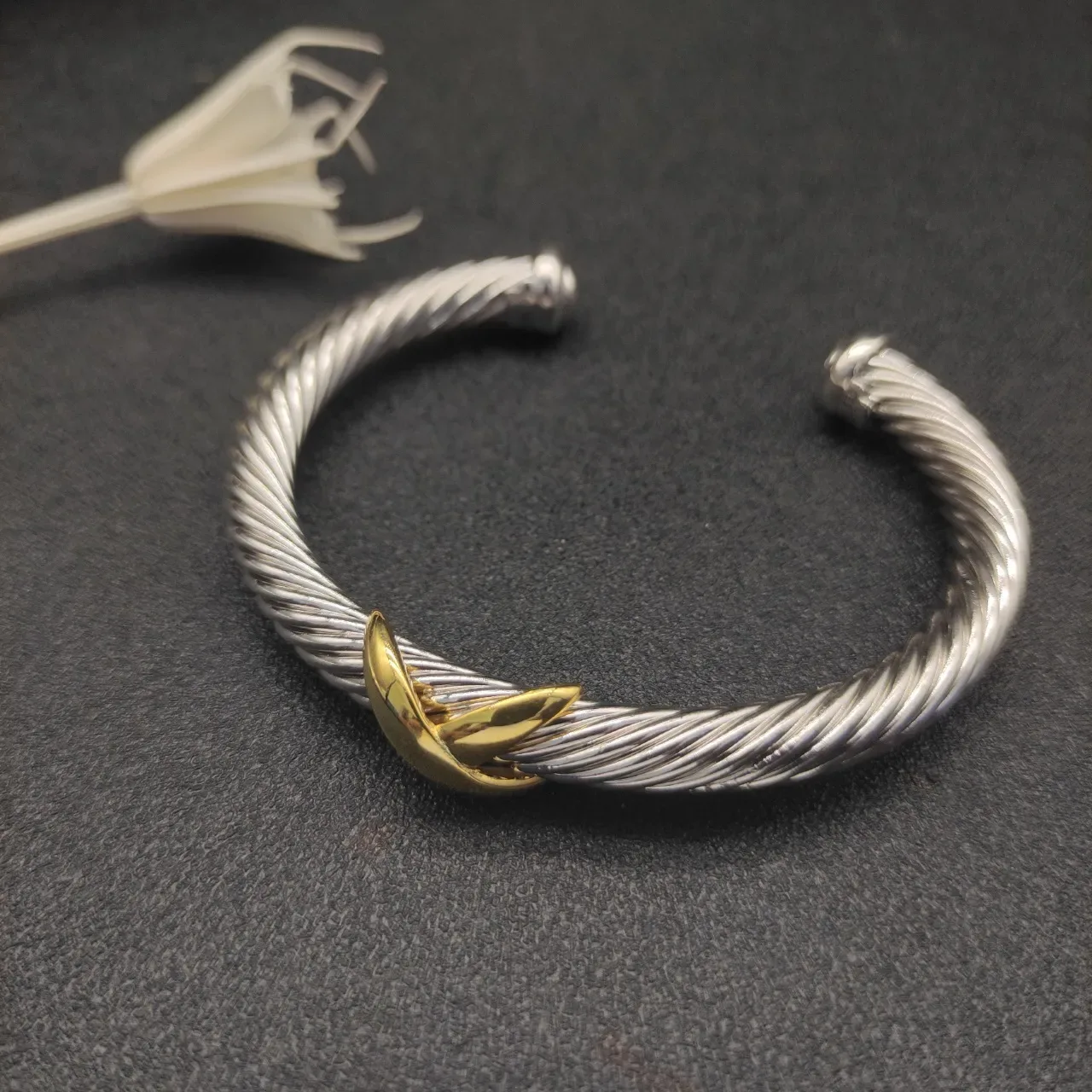 Tiffany & Co. HardWear سوار كابل ملتوي ثنائي اللون ذهبي وفضي 5