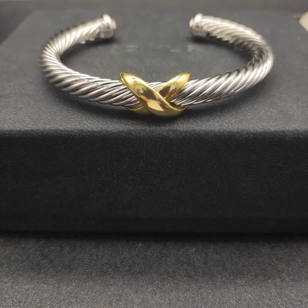 Tiffany & Co. HardWear سوار كابل ملتوي ثنائي اللون ذهبي وفضي 7