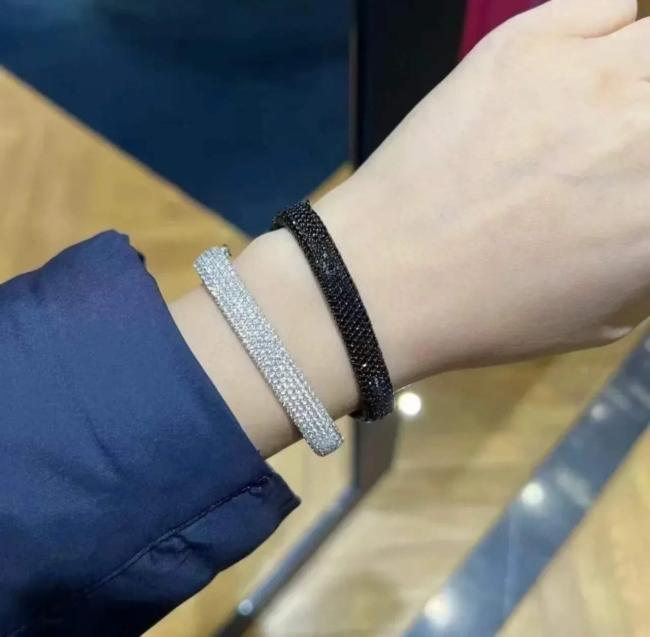 Tiffany & Co. سوار فضي أبيض ببافيه سيت أسطواني 2