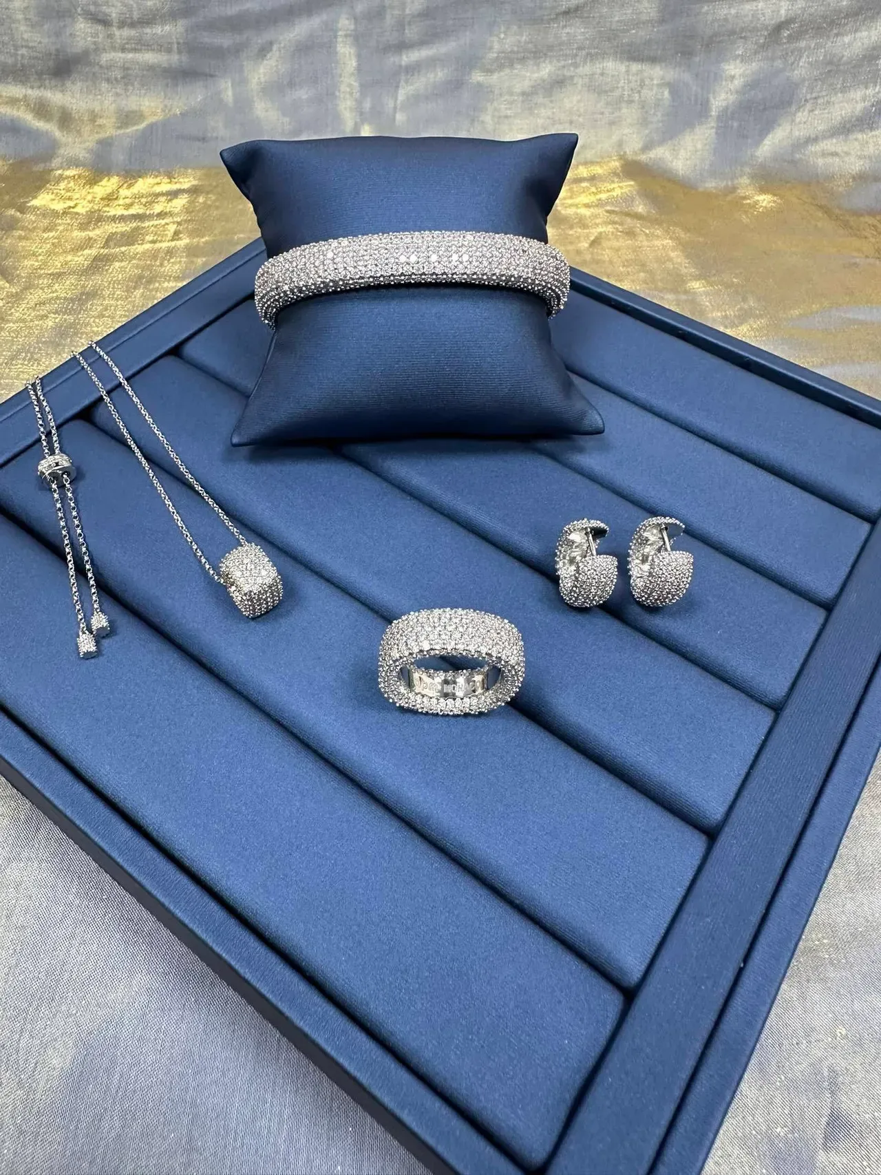 Tiffany & Co. سوار فضي أبيض ببافيه سيت أسطواني 4