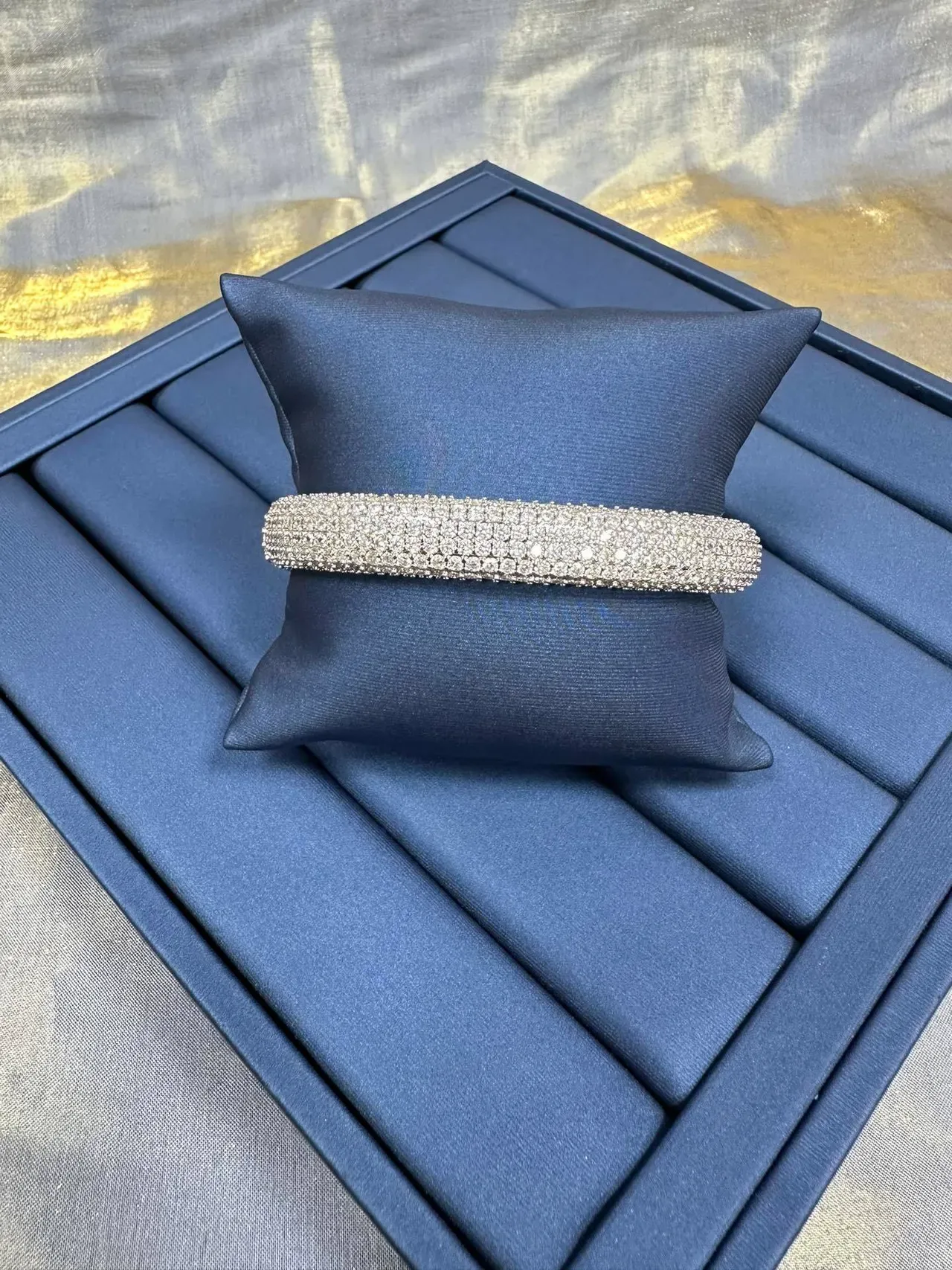 Tiffany & Co. سوار فضي أبيض ببافيه سيت أسطواني 9