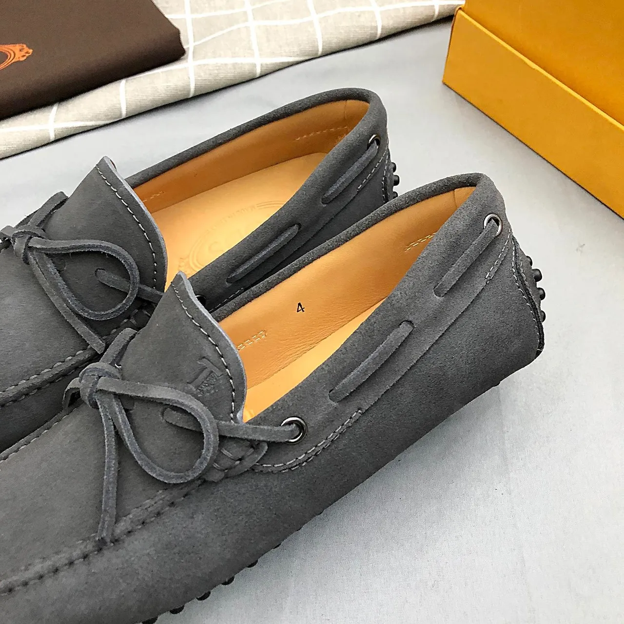 Tod's Double T Bow Loafer mocassins de camurça cinza escuro 2