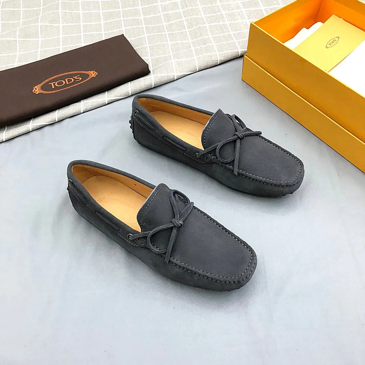 Tod's Double T Bow Loafer mocassins de camurça cinza escuro 3