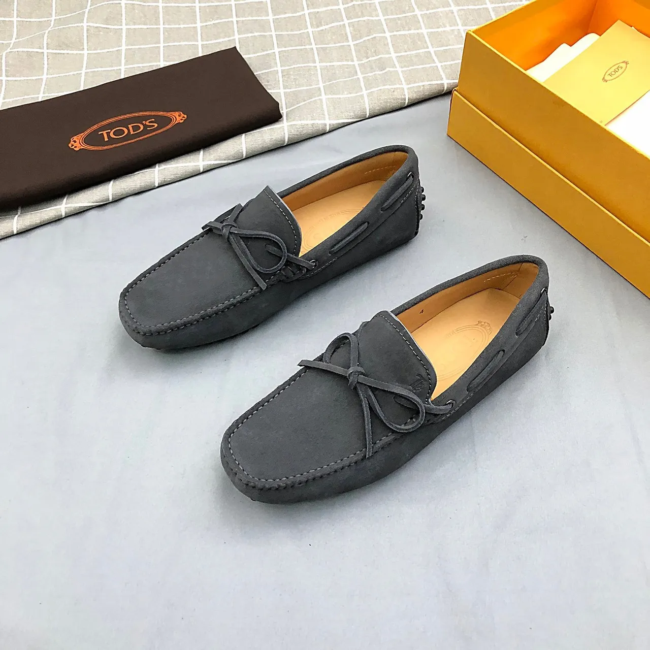 Tod's Double T Bow Loafer mocassins de camurça cinza escuro 4
