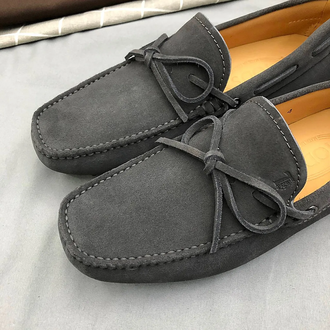 Tod's Double T Bow Loafer mocassins de camurça cinza escuro 5
