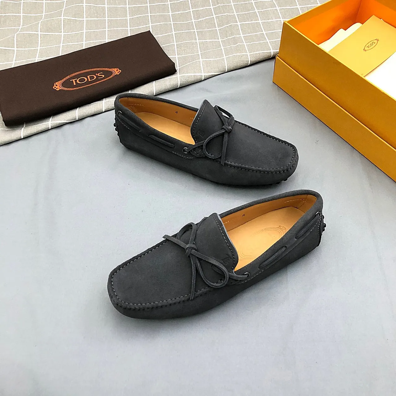 Tod's Double T Bow Loafer mocassins de camurça cinza escuro 9