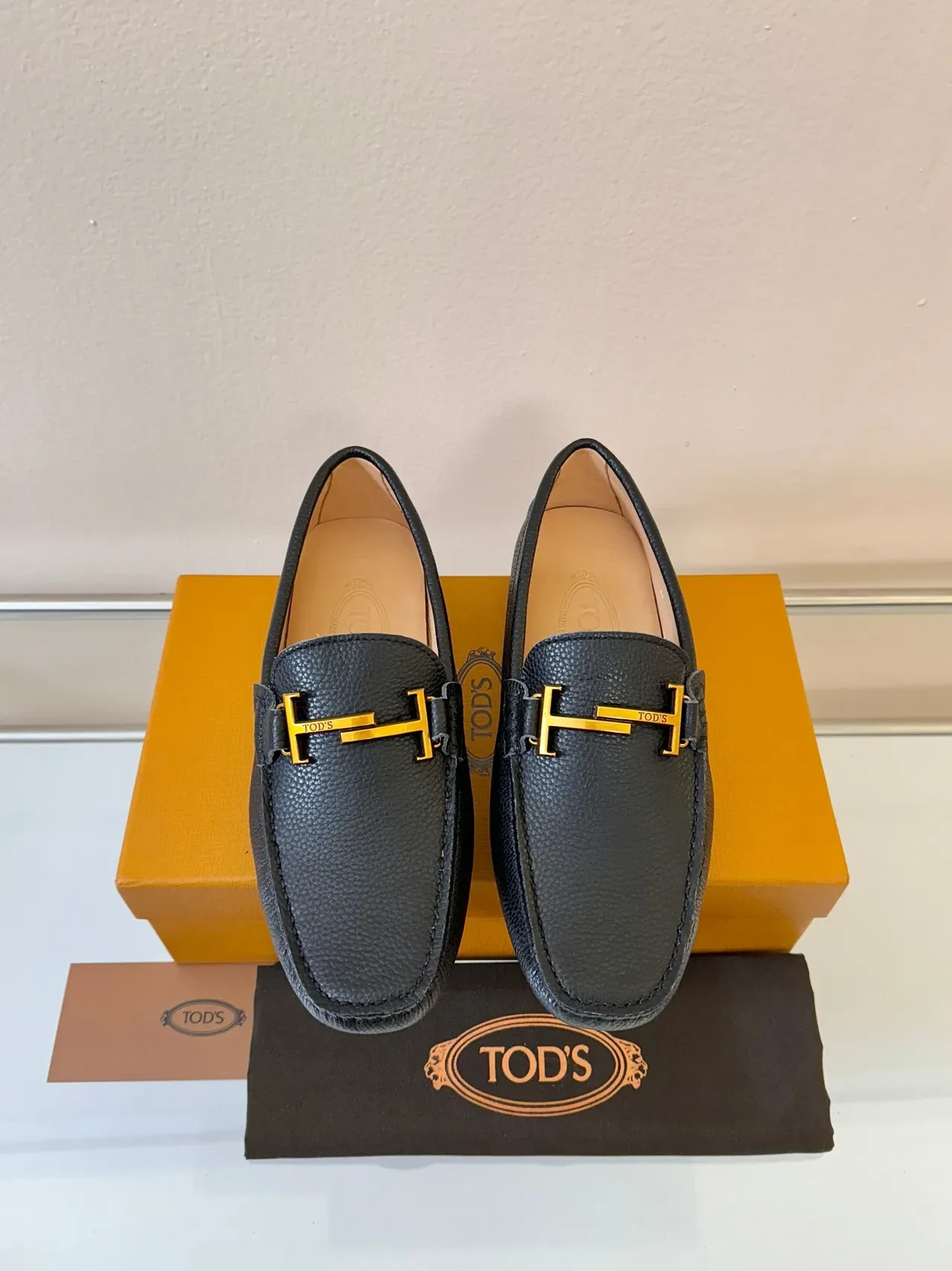 Tod's Gommino Loafer Negro Cuero Granulado H-Bar Oro 6
