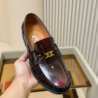 Tod's Horsebit Loafer बर्गंडी पेटेंट लेदर लोफर