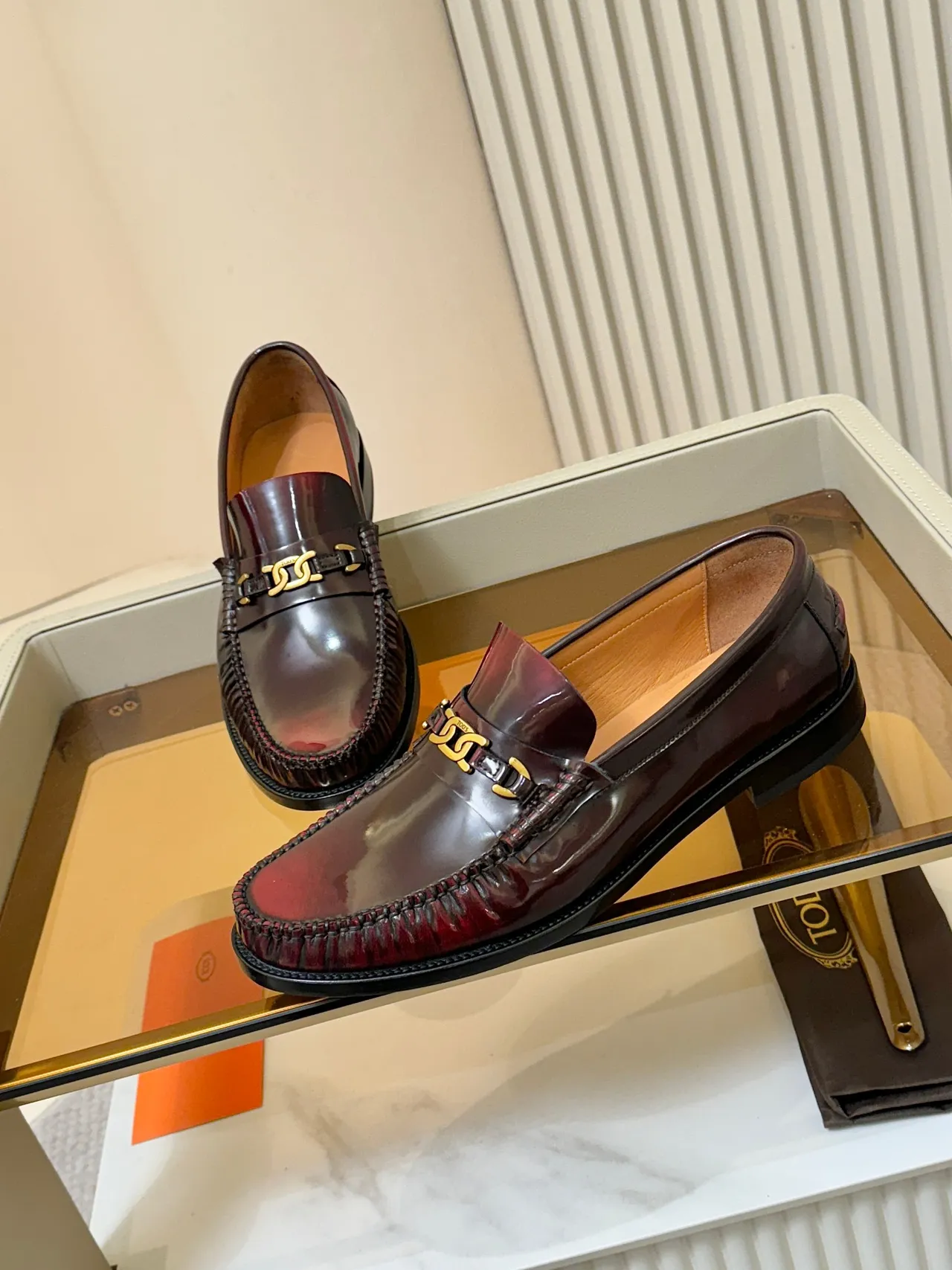 Tod's Horsebit Loafer बर्गंडी पेटेंट लेदर लोफर 4