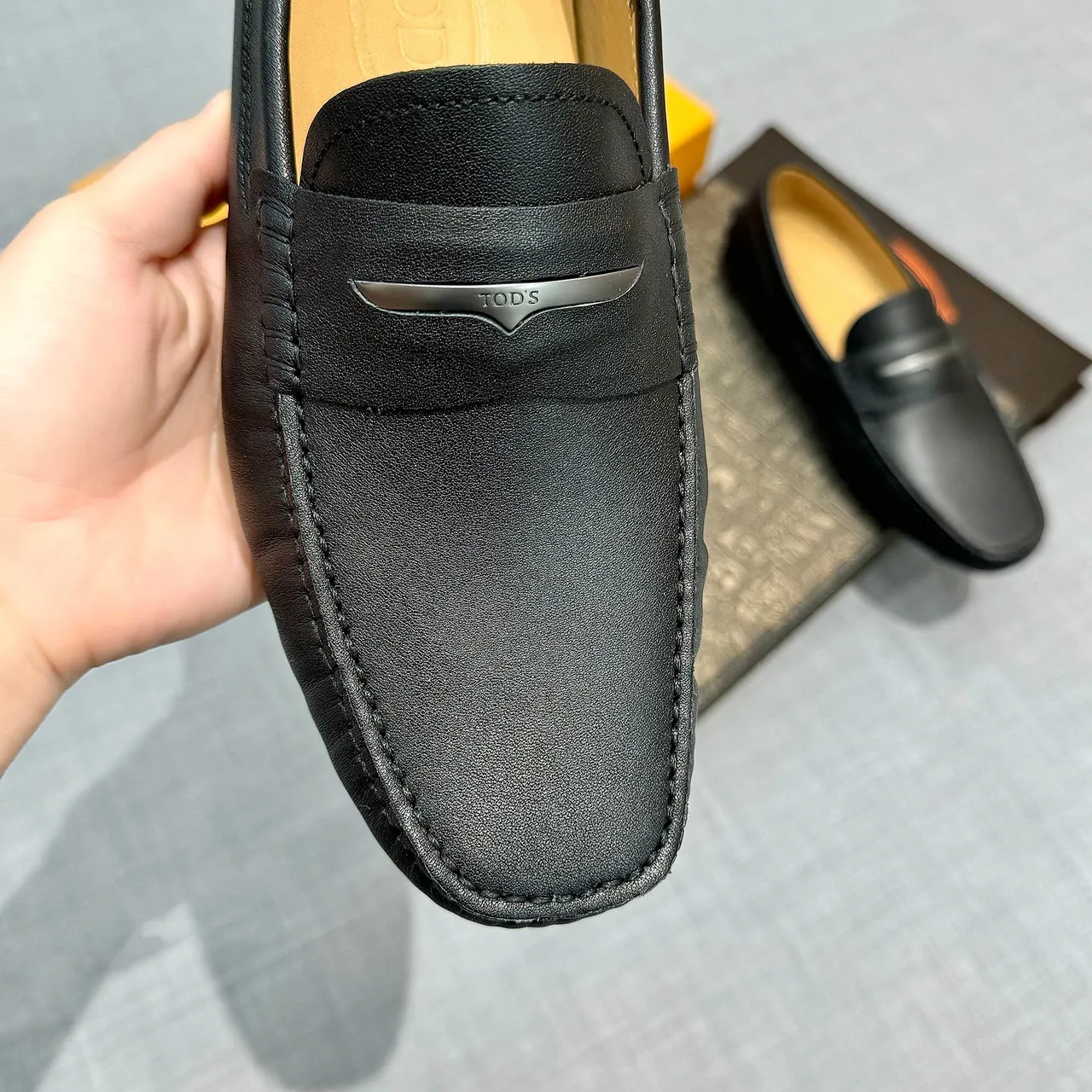 Tod's काला भूरा चमड़े का हॉर्सबीट बकिल लोअफर 4
