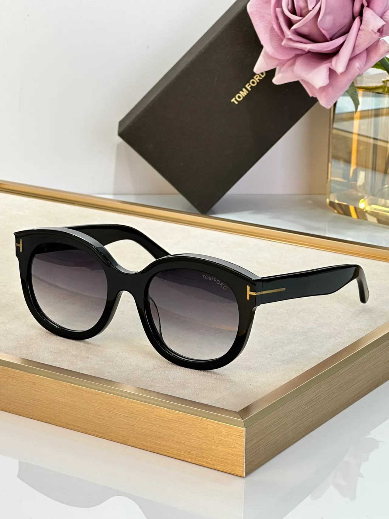 Tom Ford Oversized Rounded-Square Translucent Gray Gradient Sunglasses 8