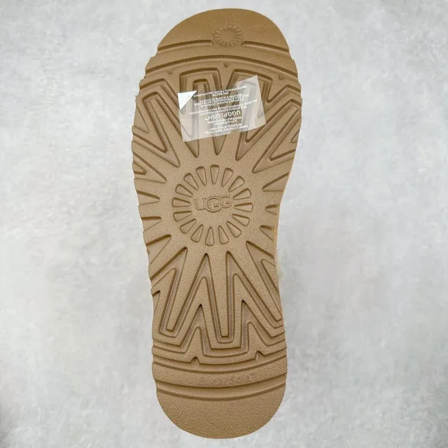 UGG 米棕色 麂皮鞋面 羊毛里 雪靴 2