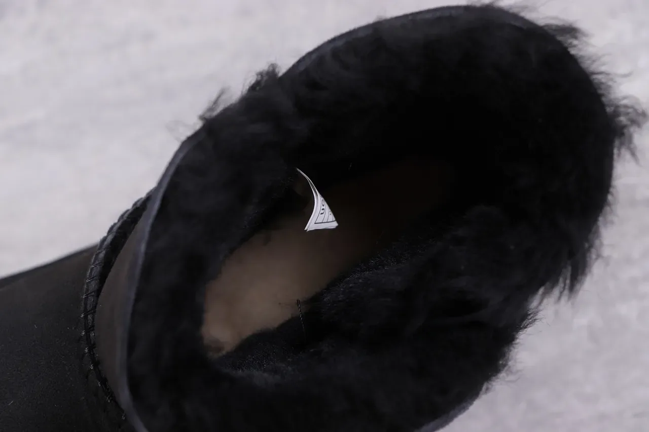 UGG काला शीयरलिंग-लाइंड सूड एंगल बूट 2