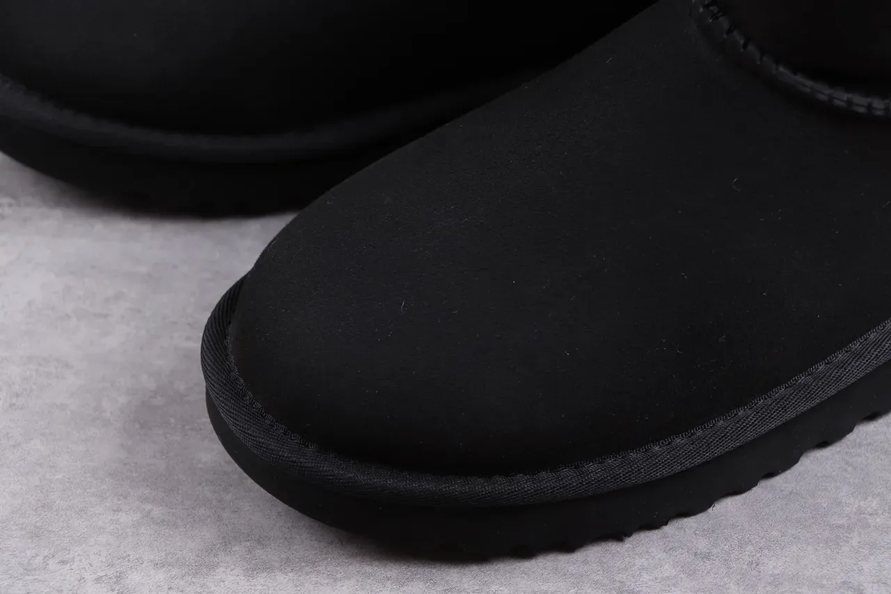 UGG काला शीयरलिंग-लाइंड सूड एंगल बूट 4
