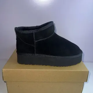 UGG काले सुड ऊपरी शियरलिंग-लाइन्ड कॉलर स्नो बूट्स