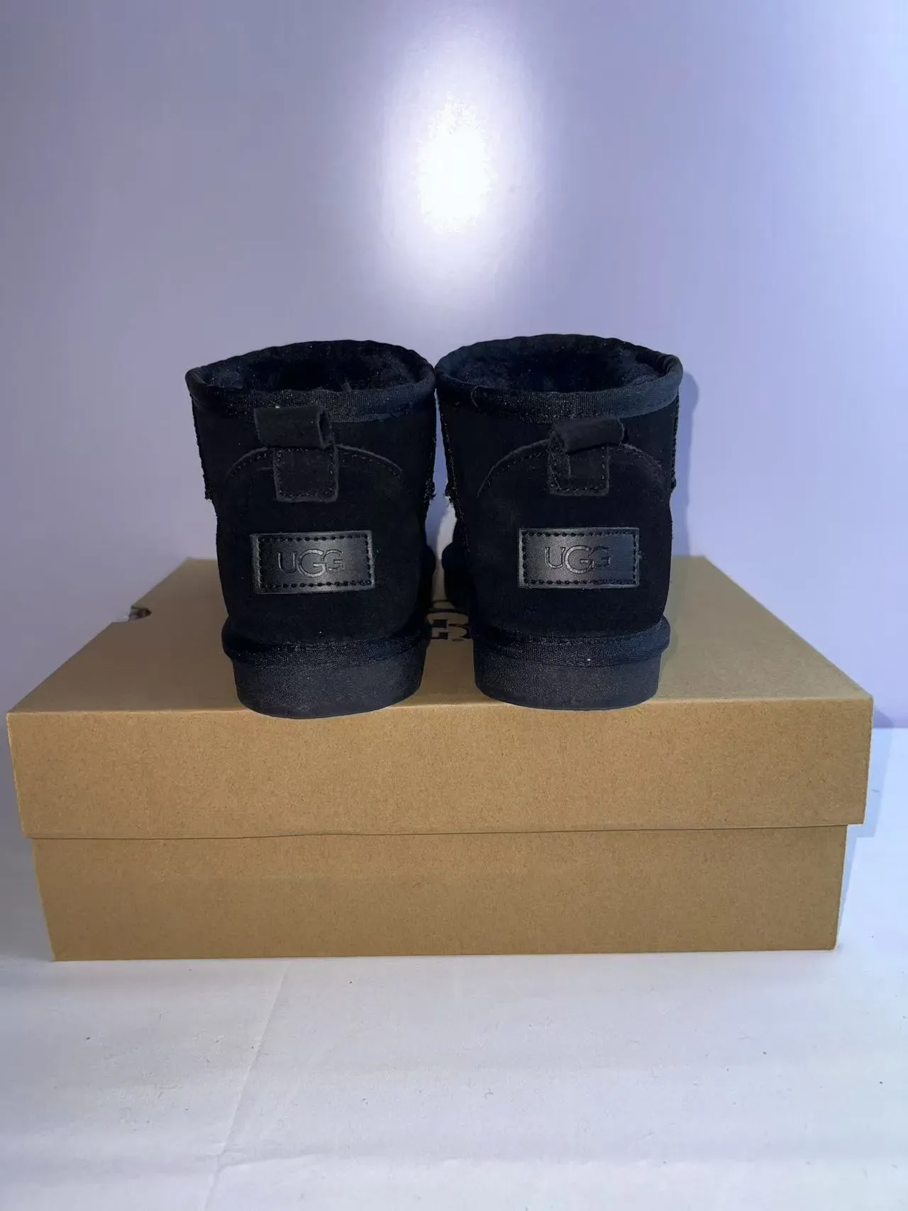 UGG Bottes de Neige Noires en Daim Fourrées à la laine de mouton 2