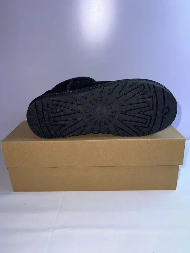 UGG Bottes de Neige Noires en Daim Fourrées à la laine de mouton 3