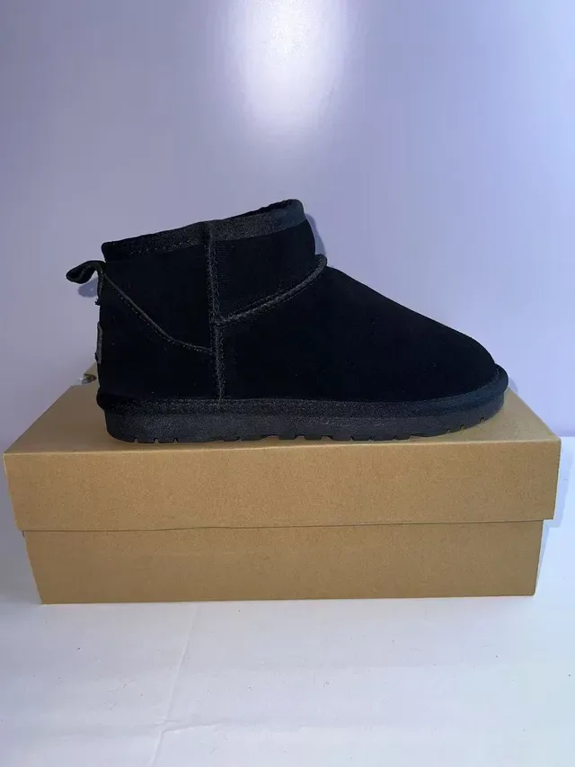 UGG Bottes de Neige Noires en Daim Fourrées à la laine de mouton 4