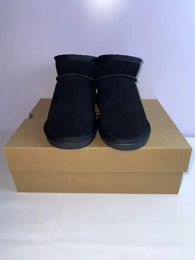 UGG Bottes de Neige Noires en Daim Fourrées à la laine de mouton 5