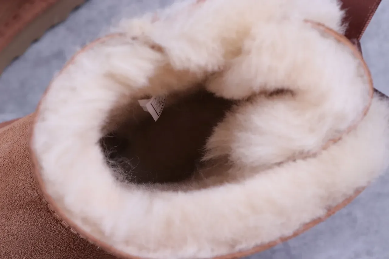 UGG क्लासिक मिनी भूरे सुड शीयरलिंग-लाइन्ड स्नो बूट 2