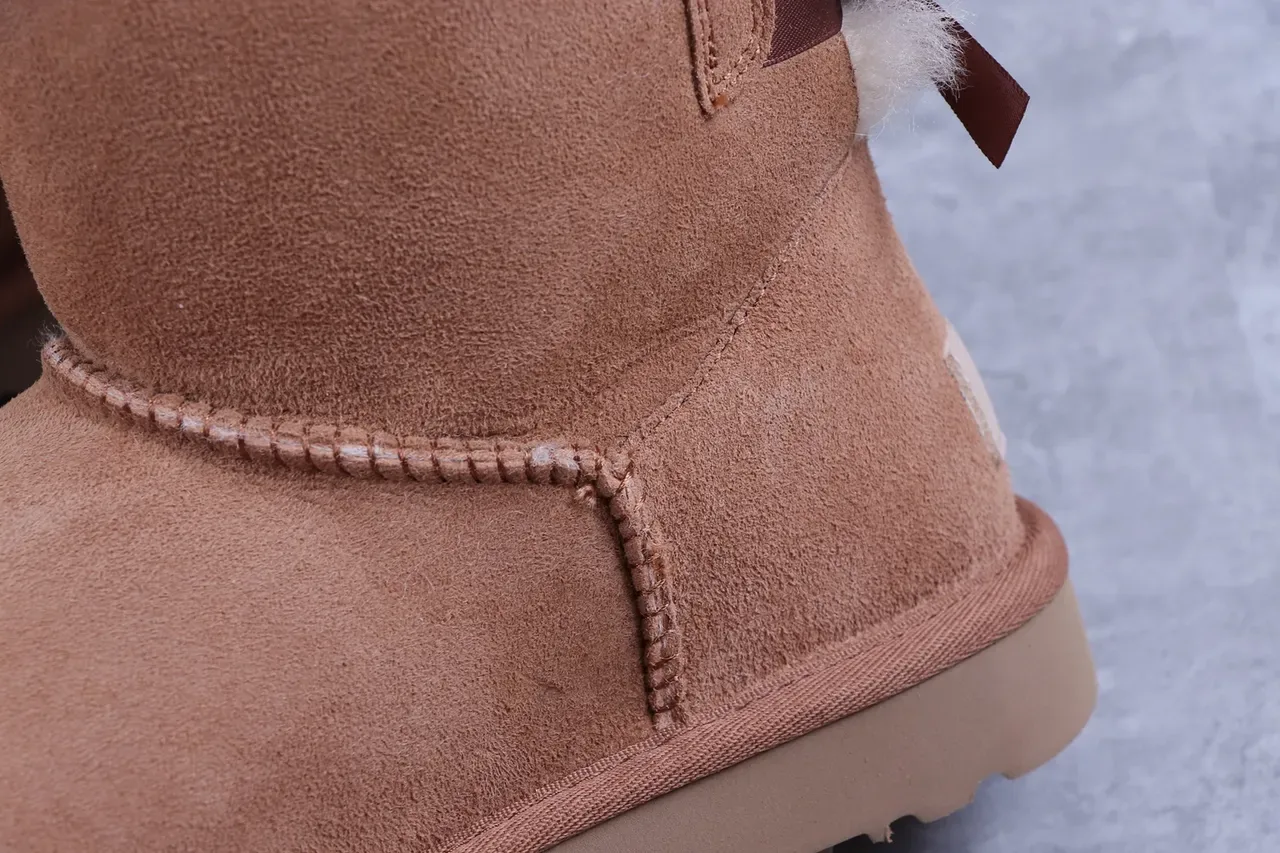 UGG क्लासिक मिनी भूरे सुड शीयरलिंग-लाइन्ड स्नो बूट 3