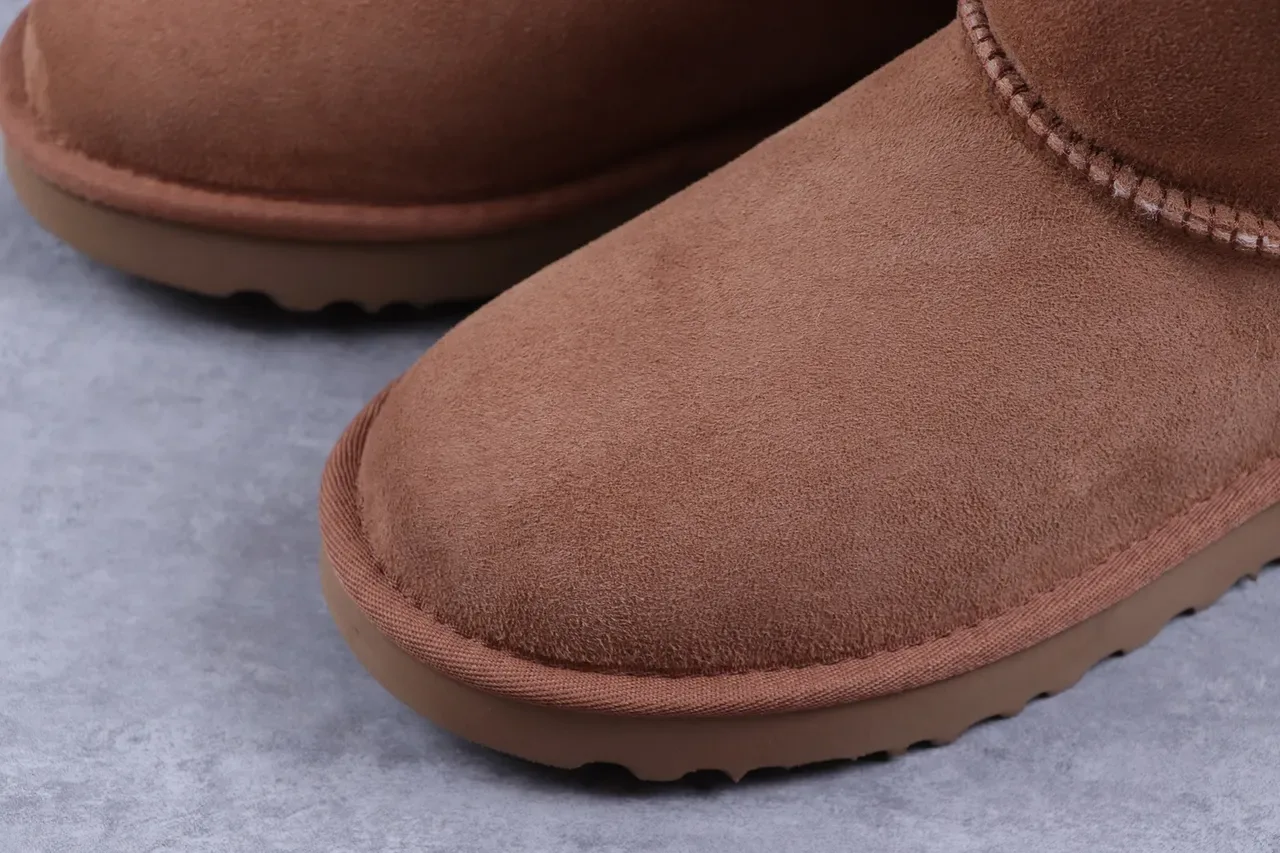 UGG क्लासिक मिनी भूरे सुड शीयरलिंग-लाइन्ड स्नो बूट 4