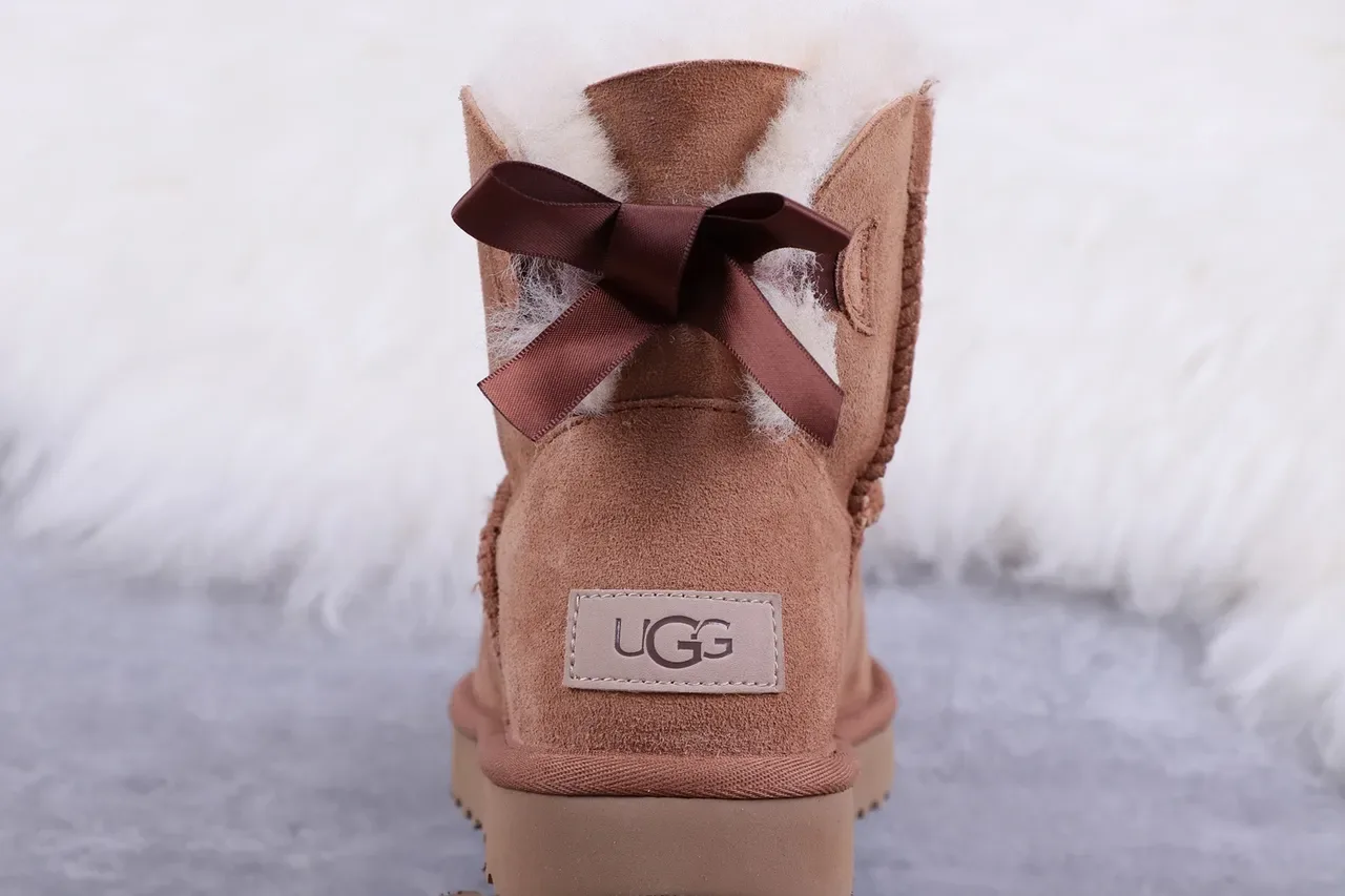 UGG क्लासिक मिनी भूरे सुड शीयरलिंग-लाइन्ड स्नो बूट 5