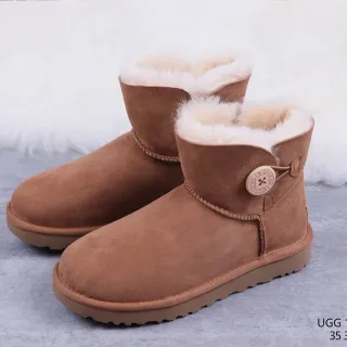 UGG क्लासिक मिनी बटन चेस्टनट सूड एंक्ल बूट्स