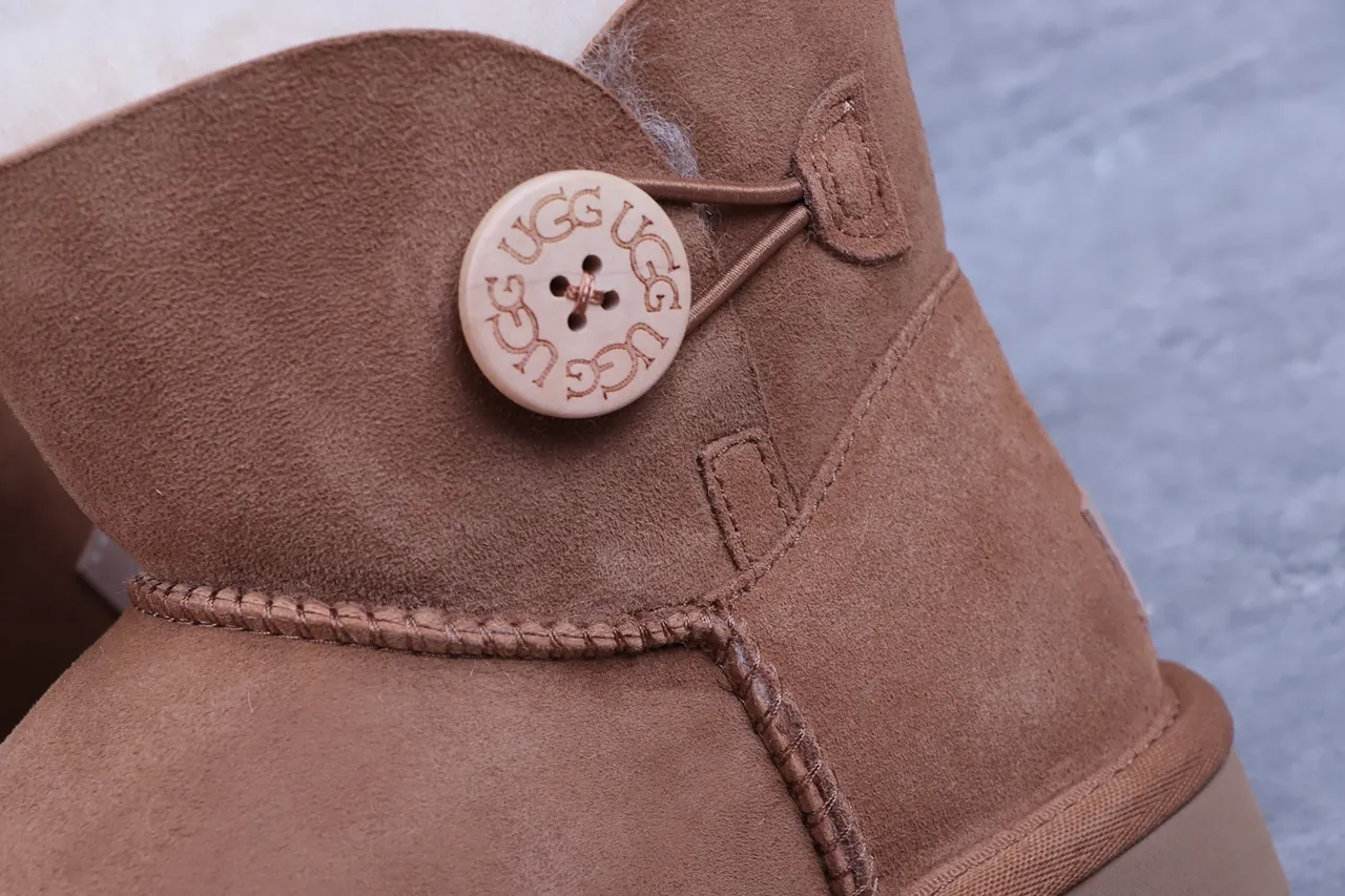 UGG क्लासिक मिनी बटन चेस्टनट सूड एंक्ल बूट्स 2