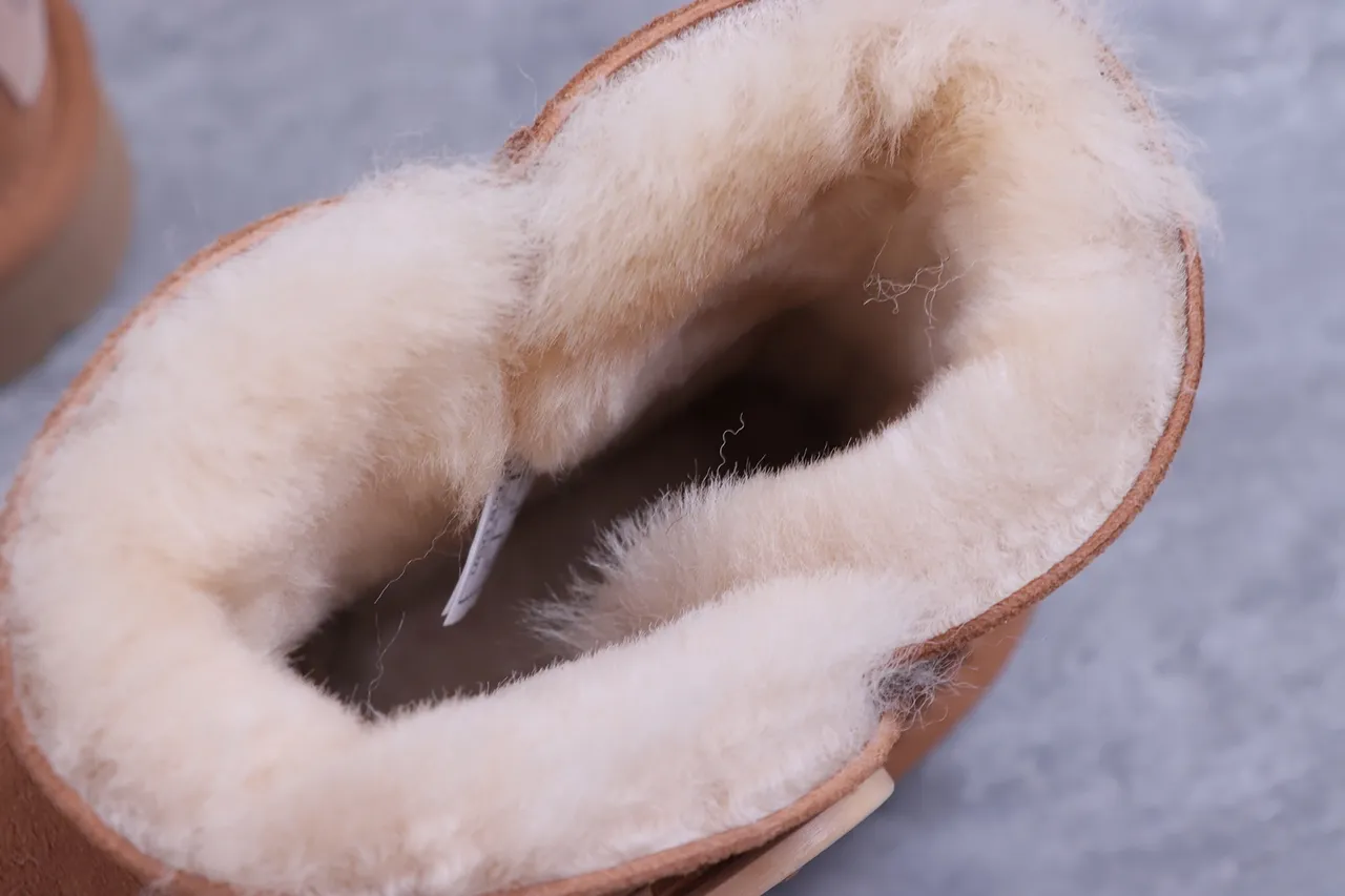 UGG क्लासिक मिनी बटन चेस्टनट सूड एंक्ल बूट्स 3