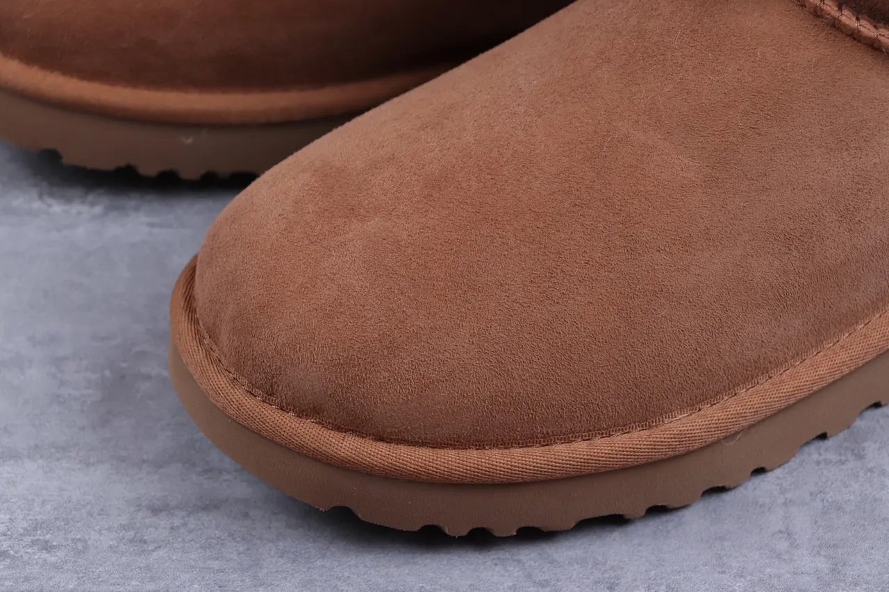 UGG क्लासिक मिनी बटन चेस्टनट सूड एंक्ल बूट्स 4