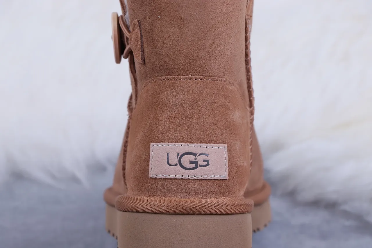 UGG क्लासिक मिनी बटन चेस्टनट सूड एंक्ल बूट्स 5
