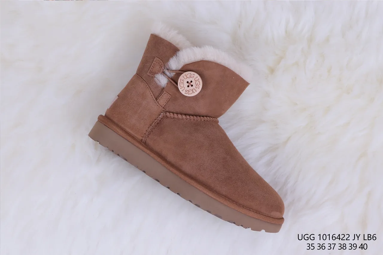 UGG क्लासिक मिनी बटन चेस्टनट सूड एंक्ल बूट्स 6