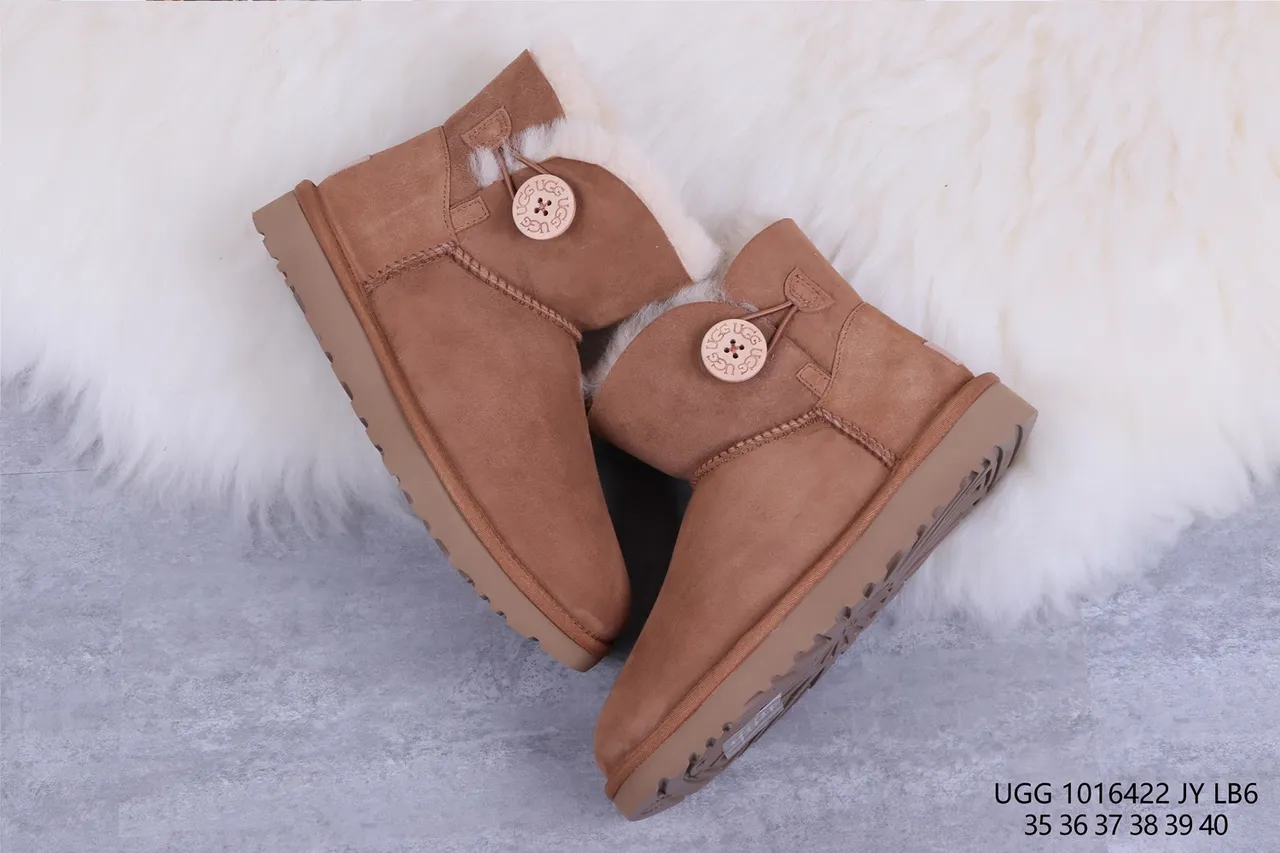 UGG क्लासिक मिनी बटन चेस्टनट सूड एंक्ल बूट्स 7