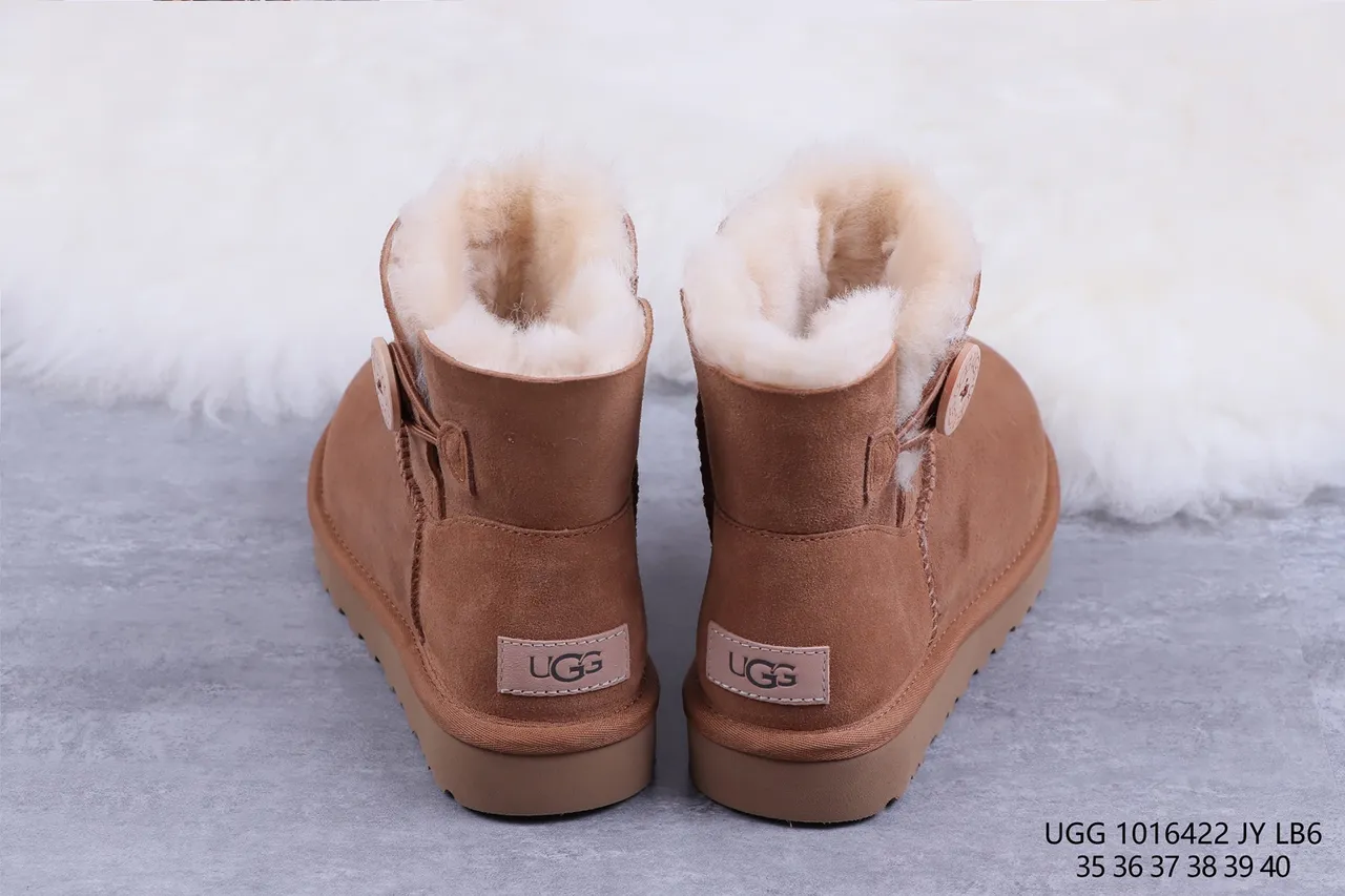 UGG क्लासिक मिनी बटन चेस्टनट सूड एंक्ल बूट्स 8